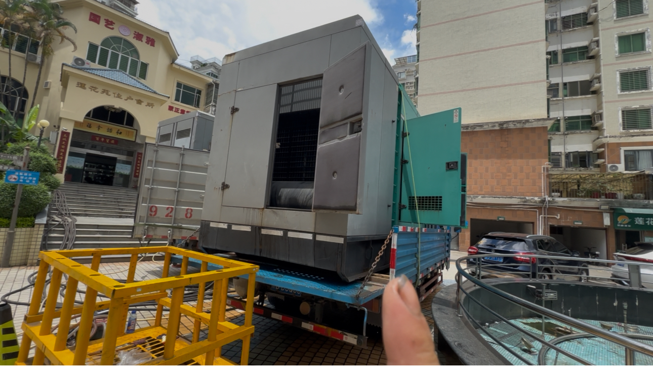 海丰东莞应急发电车出租两台静音型 840 玉柴发电机为东莞市莲花苑小区保电案例​