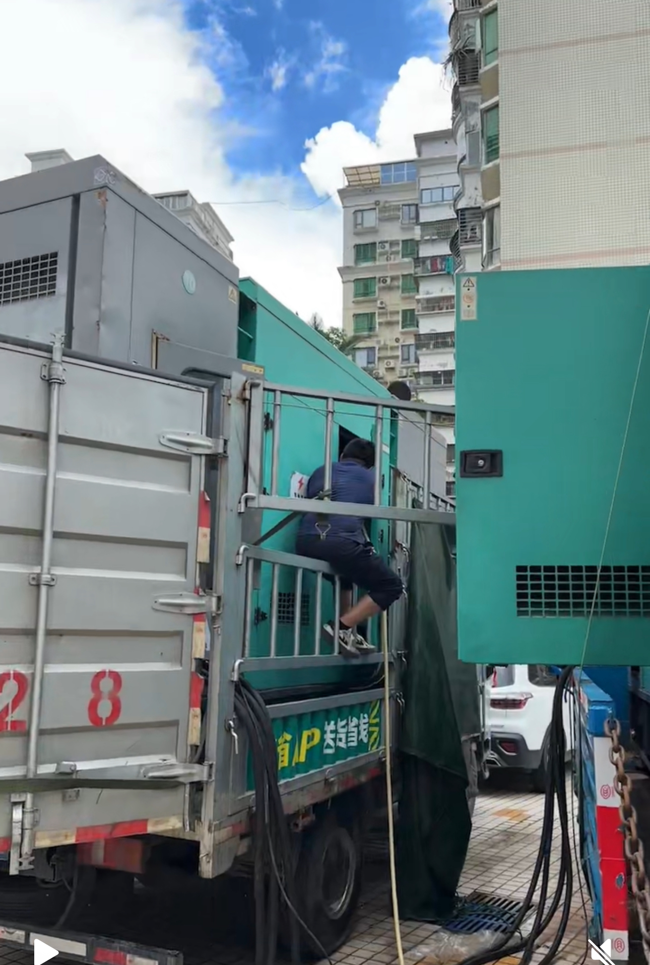东莞应急发电车出租两台静音型 840 玉柴发电机为东莞市莲花苑小区保电案例 玉柴发电机为东莞市莲花苑小区保电案例