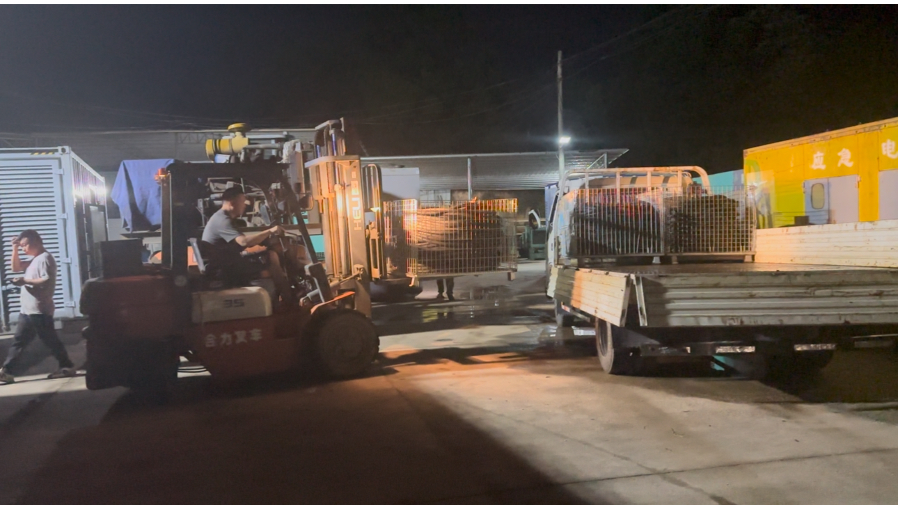 东莞应急发电车出租两台静音型 840 玉柴发电机为东莞市莲花苑小区保电案例 东莞应急发电车出租两台静音型